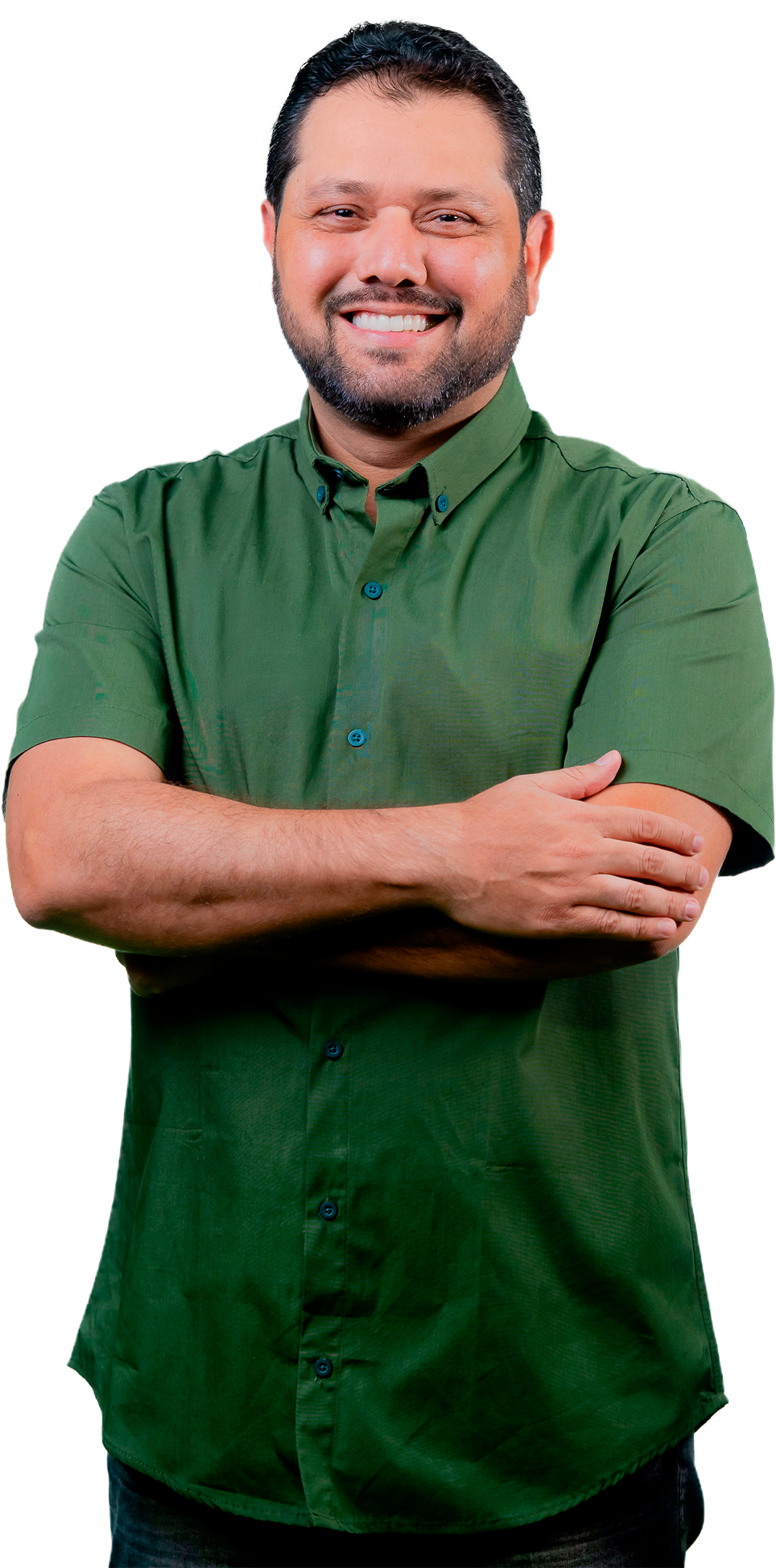 João Marcos Luz de braços cruzados, usando camisa verde