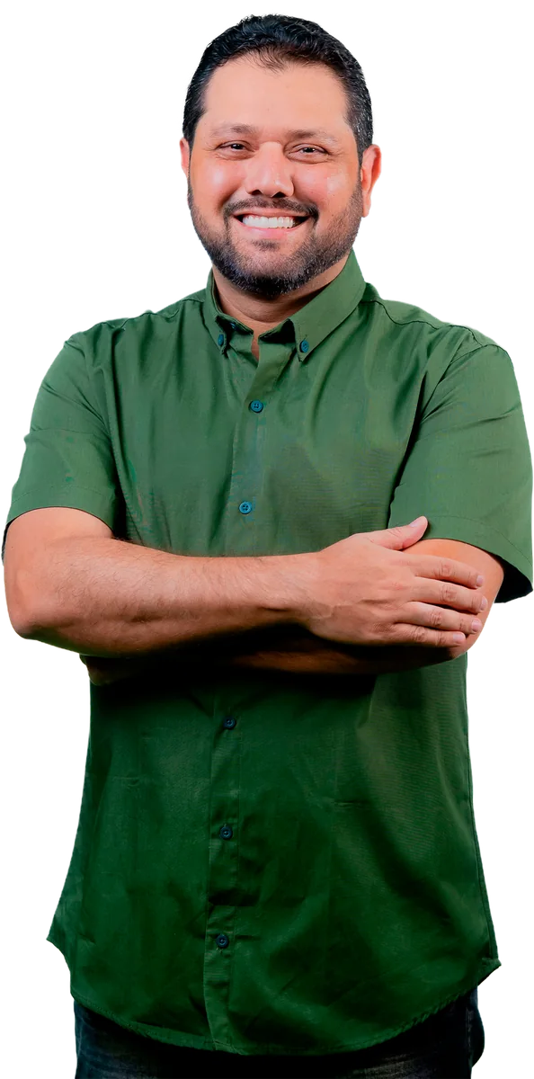 João Marcos Luz de braços cruzados, usando camisa verde
